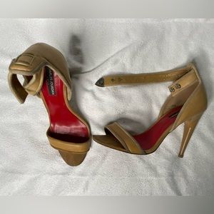 Tan leather heel with suede trim